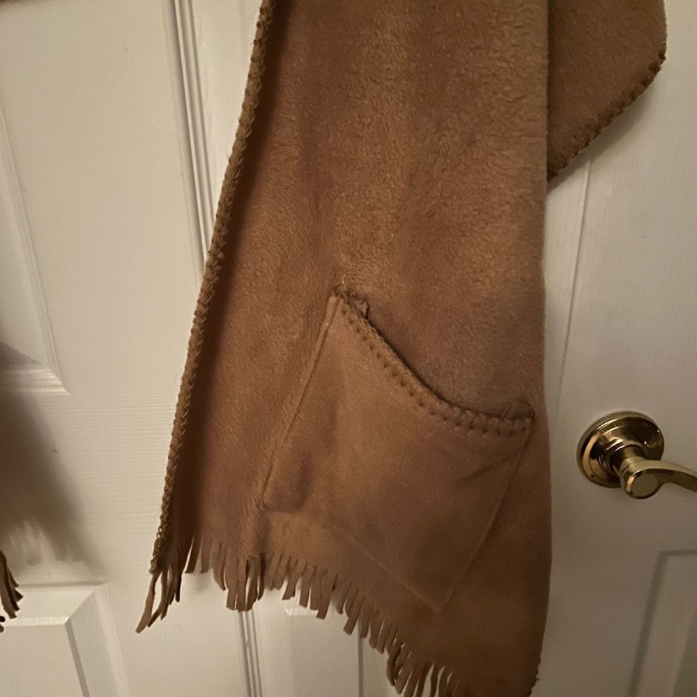 Wrap/shawl/cape w/ pockets & fringe - Picture 4 of 4